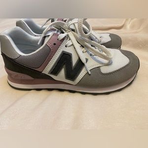 NEW BALANCE | WOMENS

574 Lace Up Sneakers